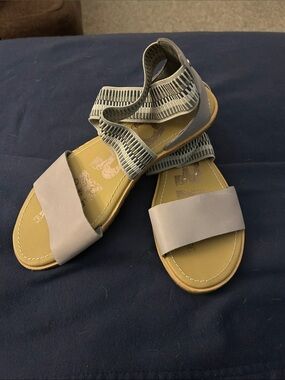 Sorel Women's Light Gray and Tan Elastic Strap Sandals